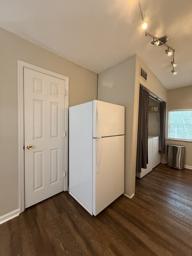 Building Photo - 509 Live Oak StreetUnit 2