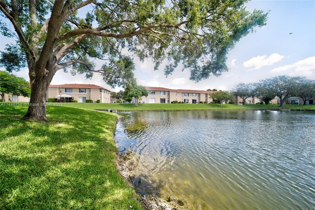 Building Photo - 9962 Twin Lakes Dr