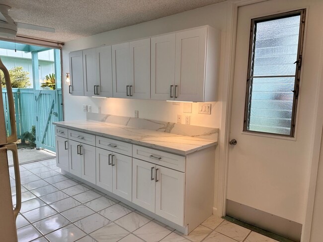 Building Photo - Newly Renovated Townhome