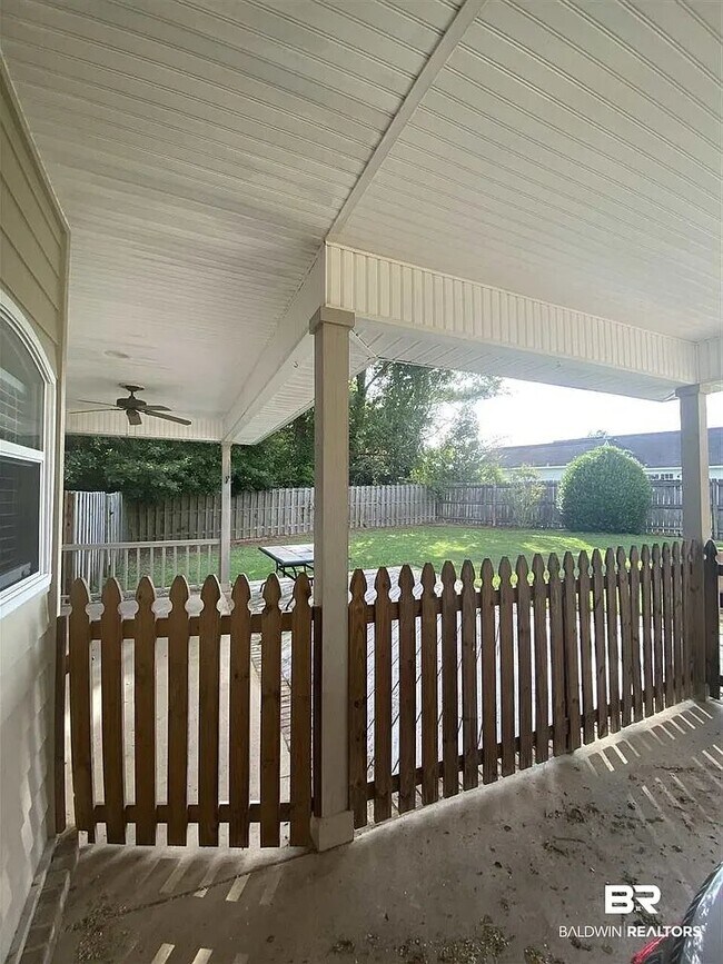 Building Photo - 106 Riveroaks Dr