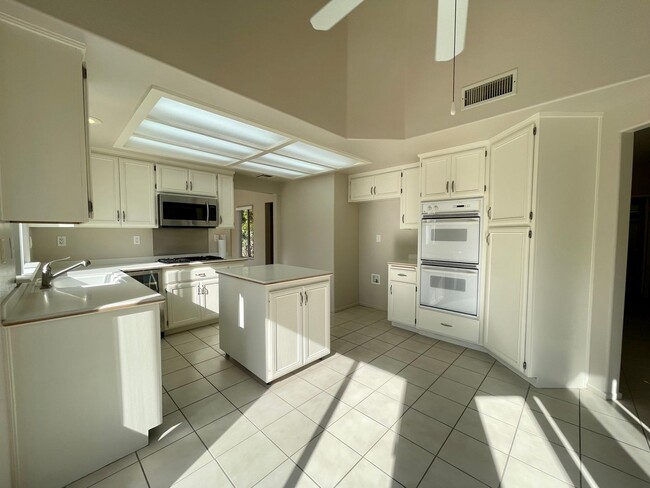 Building Photo - AVAILABLE NOW  ! LOVELY 3 Bedroom/ 2 Bathroom Home in Laguna De La Paz!