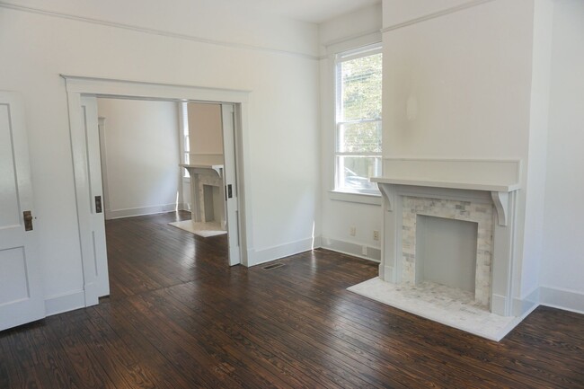 Building Photo - 4 BED | 2 BATH | DOWNSTAIRS APARTMENT IN T...