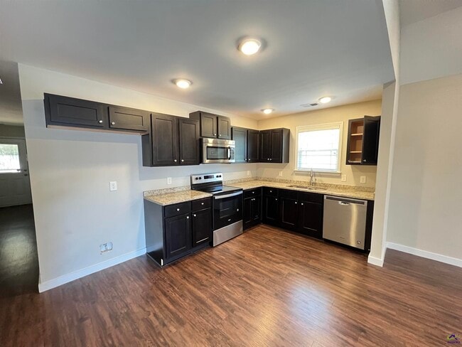 Building Photo - 126 Jaybee Dr