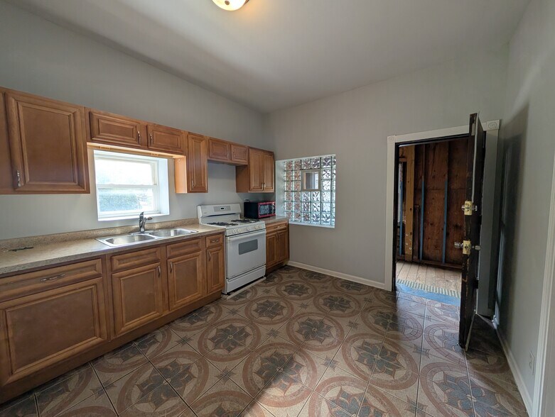 Building Photo - 1422 N Maplewood Ave