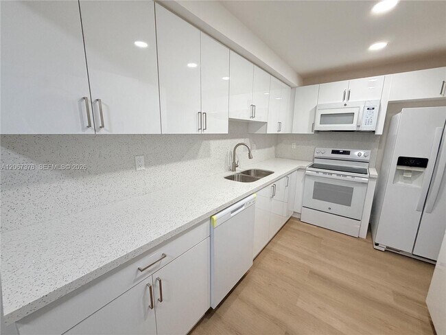 Building Photo - 5900 SW 127th Ave