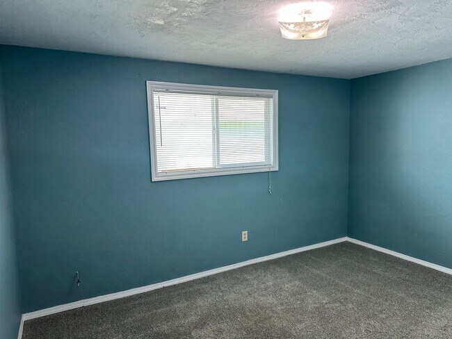 Building Photo - Updated 2 bed 1 bath dulpex in Springfield!