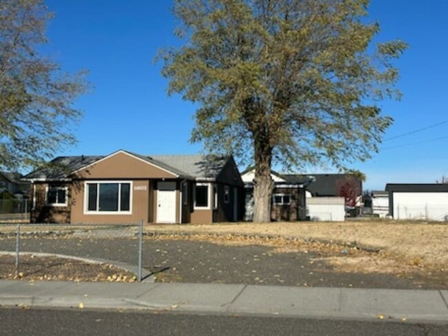 Building Photo - Charming 3-bedroom, 1-bathroom home located in the vibrant community of Pasco, WA.