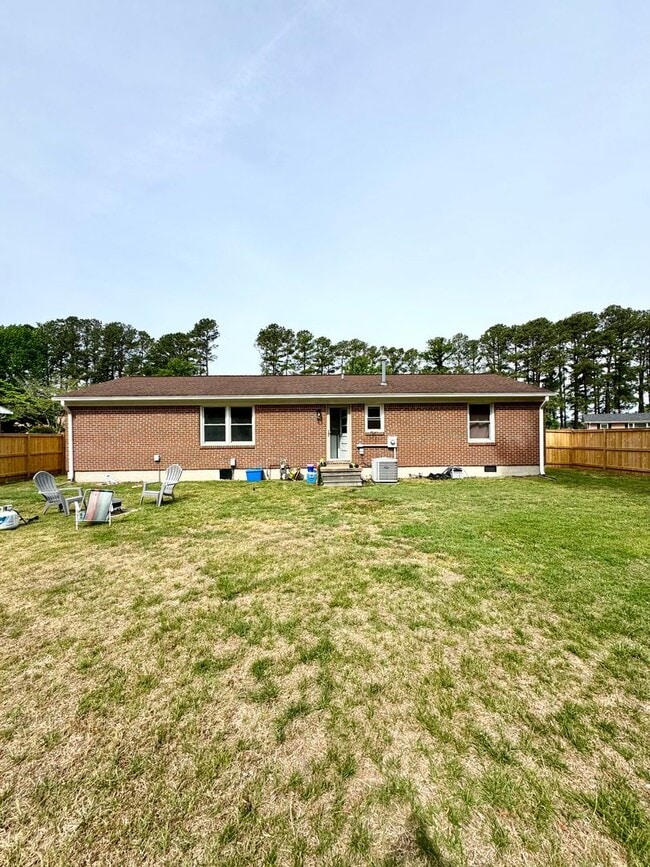 Building Photo - 4 bed 2 Bath Home for Rent in Portsmouth!