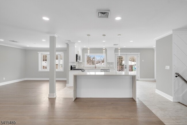 Building Photo - 475 Cedar Ln