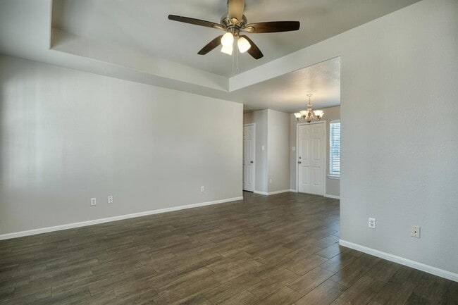 Building Photo - 750 Fallen Oak Dr