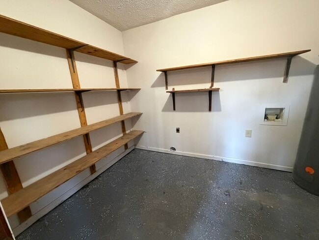 Building Photo - Beautiful 2 bedroom 1.5 bath town home!