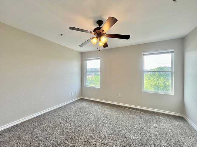 Building Photo - 3 bed 2.5 bath conner townhome $1,345