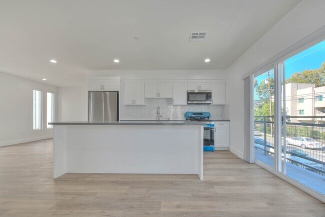 Building Photo - Luxury 2 & 4 Bed Townhomes in NoHo!