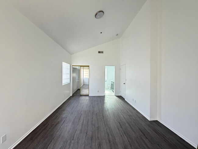Building Photo - 607Ynez
