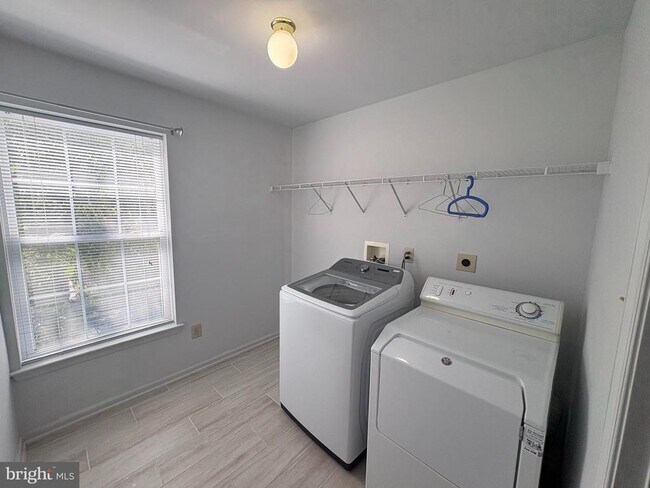 Building Photo - 208 Castle Dr