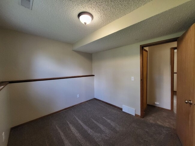 Building Photo - Spacious 4 bedroom home!