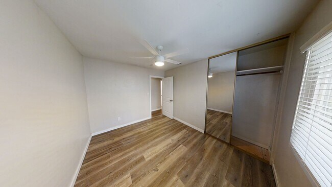 Building Photo - 4BD/2BA with Parking!