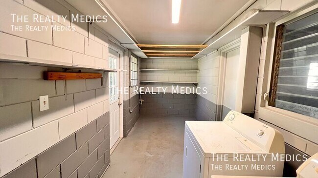 Building Photo - 929 Dupont Ave