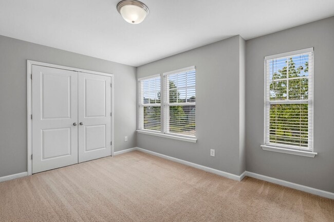 Building Photo - Newer Home, Granite Counter-Tops, Wood Laminate Flooring, SS Appliances, Garage, Fenced, Must See!