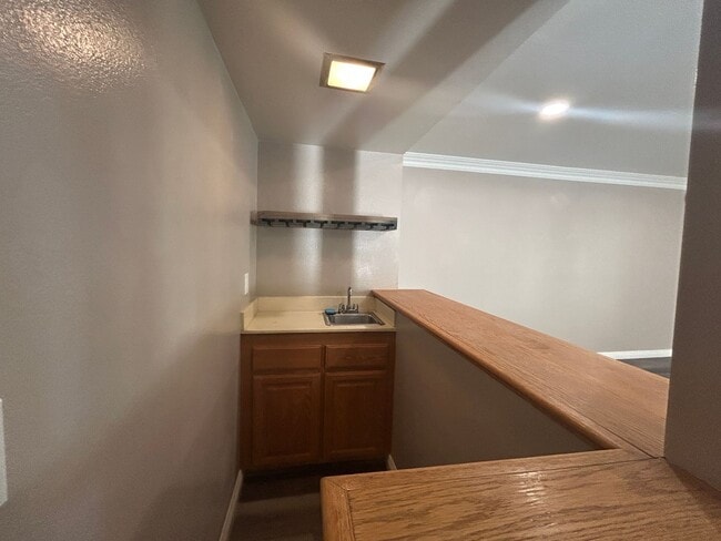 Building Photo - Spacious 4bed/3bath House for rent