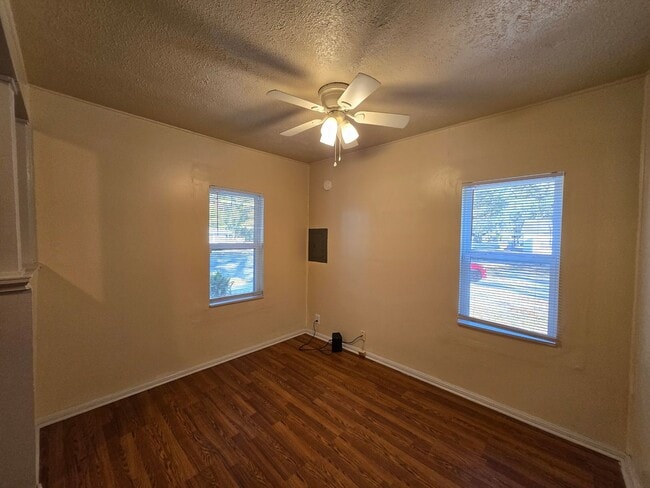 Building Photo - 3/1 - Renovated Ranch-Style home minutes from Downtown