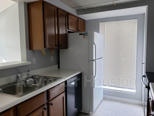 Building Photo - 6750 Sands Point Dr