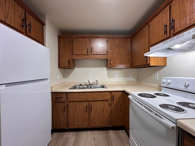 Building Photo - Recently Renovated 1 Bedroom 1 Bath Lower Apartment W/Garage!