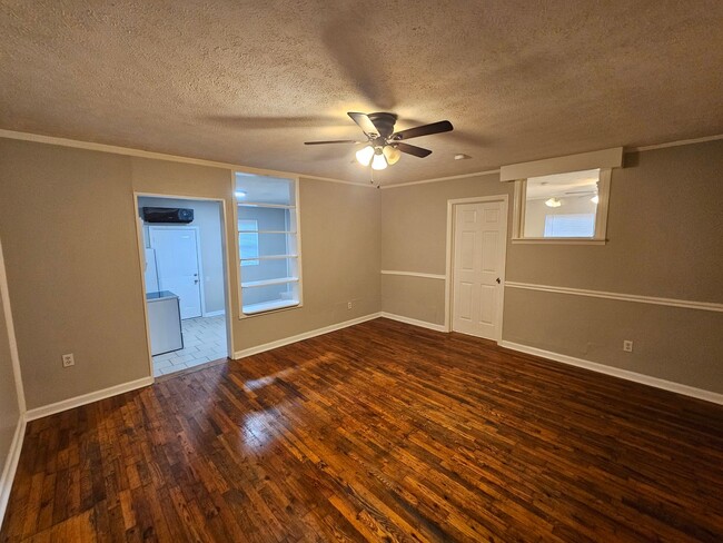Building Photo - 2 Bedroom 1 Bath Downstairs apartment in t...