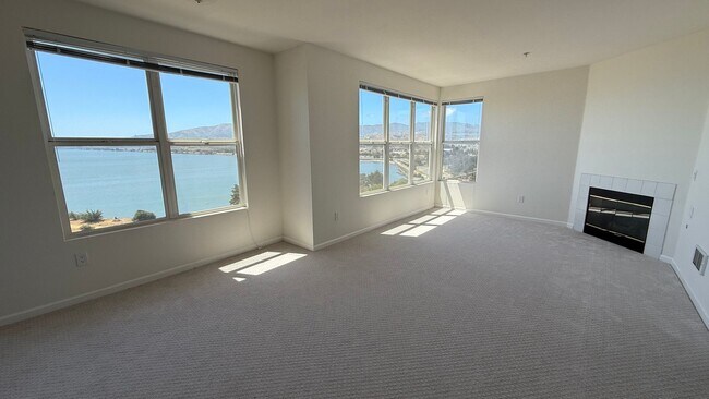 Building Photo - Epic REA - Top floor, Sweeping Views, 3 BR...