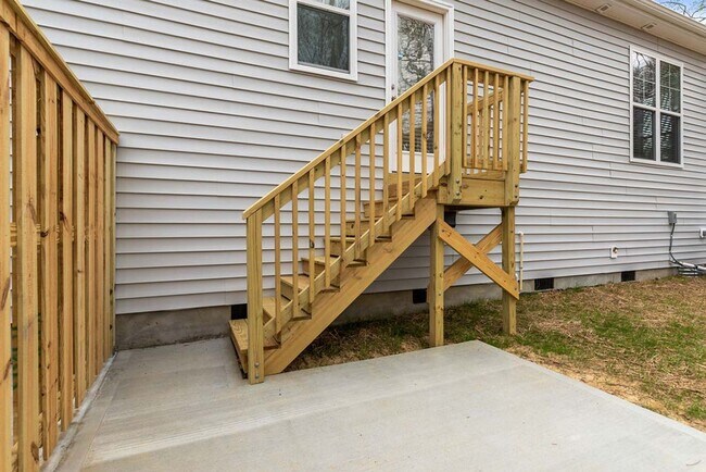 Building Photo - MUST SEE! 2 Bed / 2 Bath End Unit in Raleigh