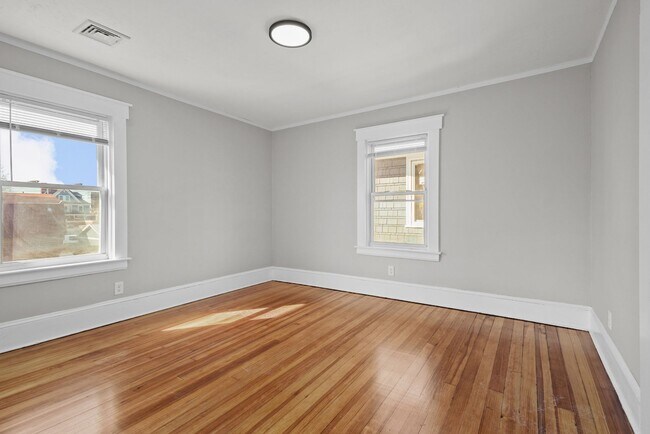 Building Photo - Completely Renovated 2 Bedroom in Elmhurst!