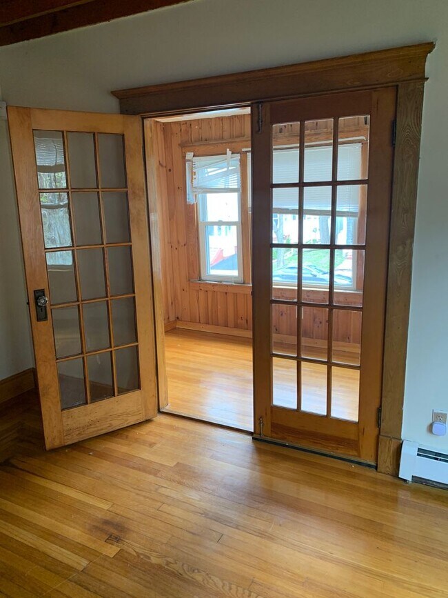 Building Photo - Large three bedroom
