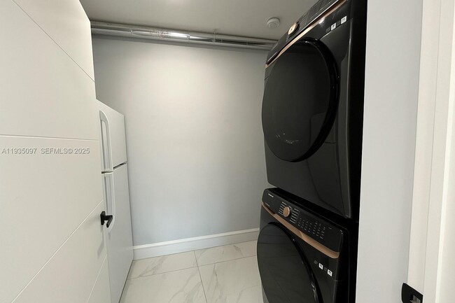 Building Photo - 575 NE 179th Dr