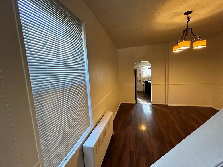 Building Photo - 245 Pensdale St