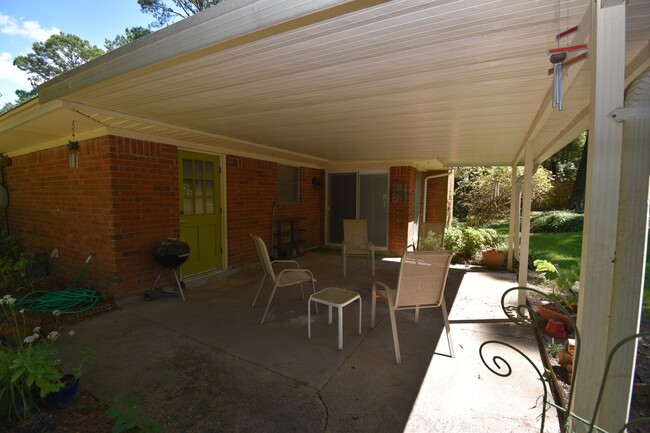 Building Photo - Spacious 3 Bed 2 Bath