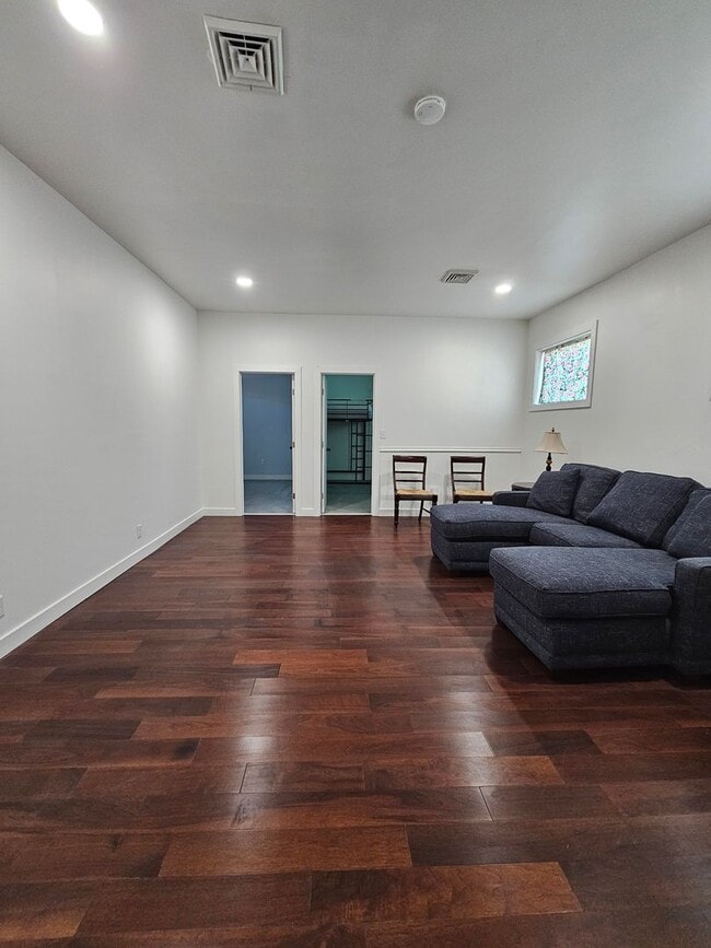 Building Photo - 629 Locust St