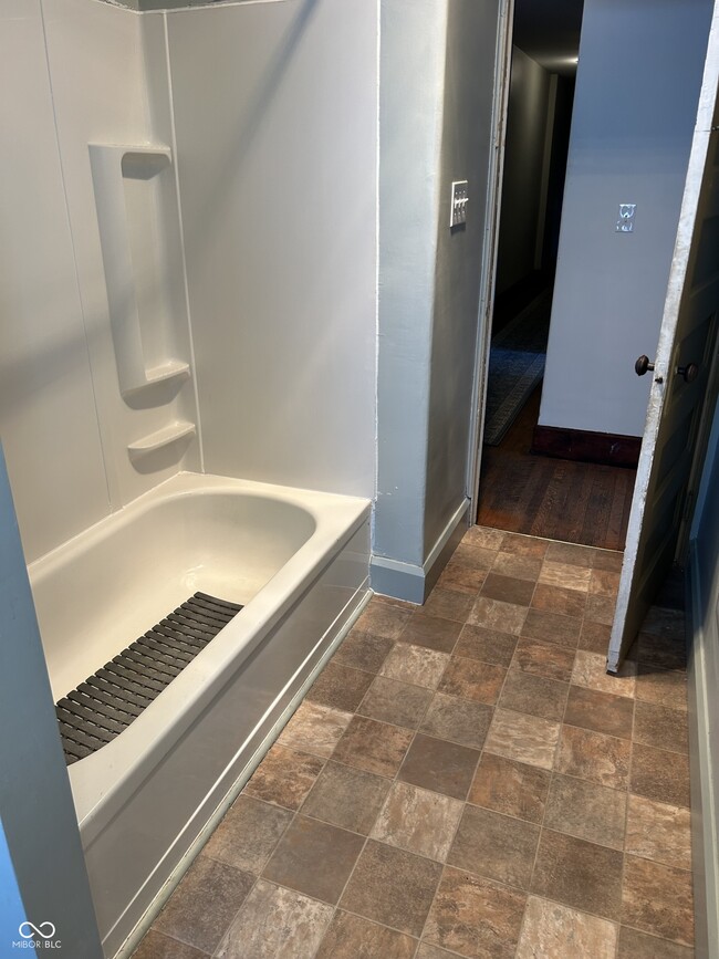 Building Photo - 963 Woodruff Pl W Dr