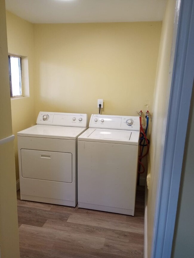 Building Photo - 3 bed 2 bath Renovated Rent Home