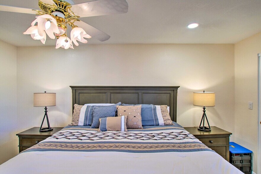 Building Photo - 4303 E Cactus Rd