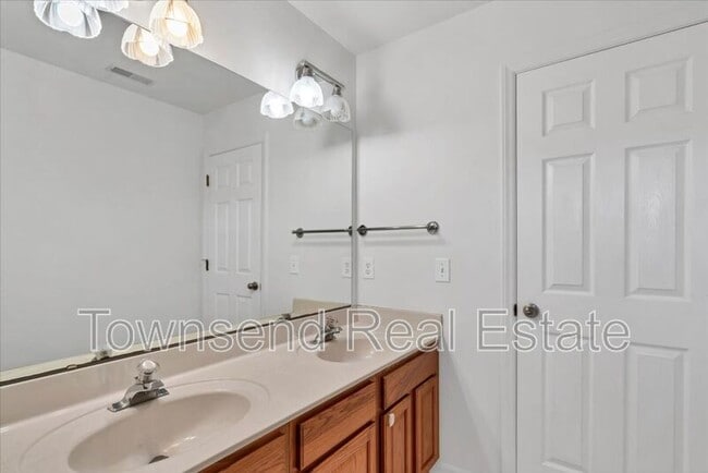 Building Photo - 695 Cedar Point