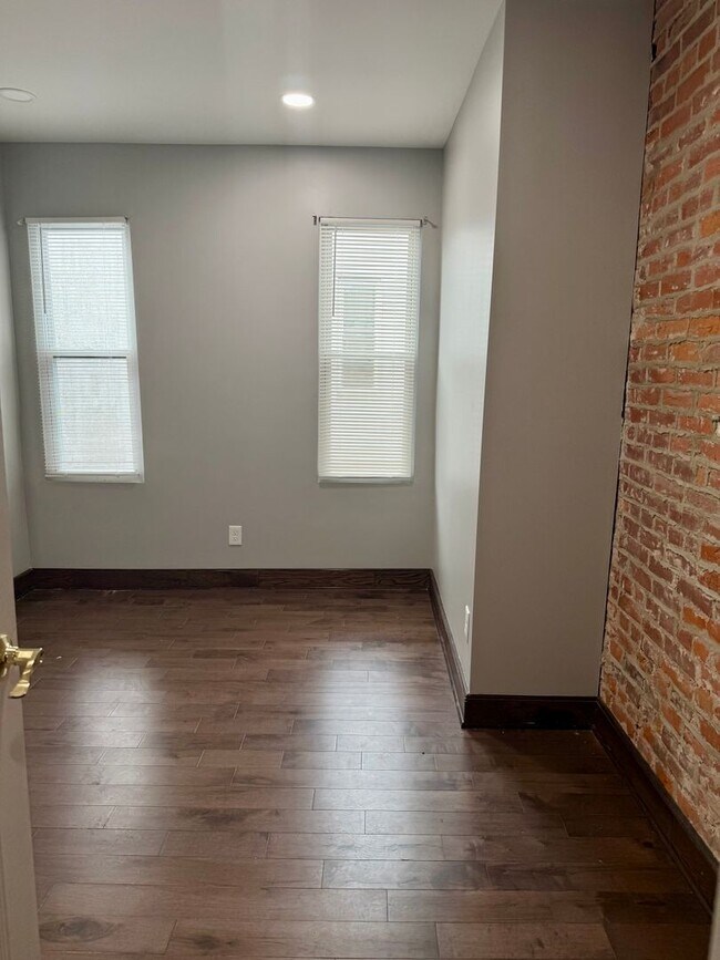 Building Photo - 3 Bed 1.5  Bath