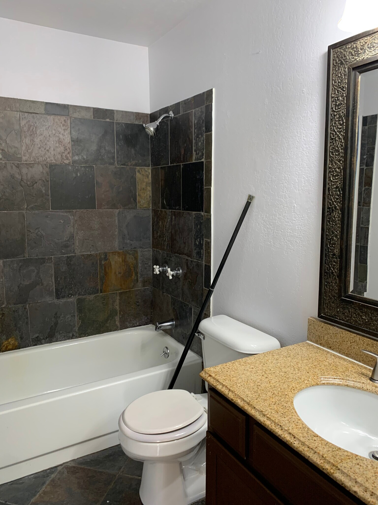 Building Photo - 225 E 8th Ave