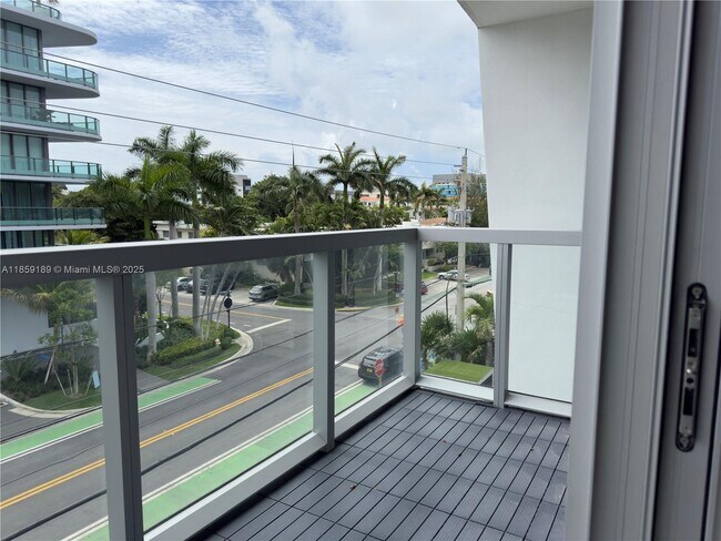 Building Photo - 9940 W Bay Harbor Dr