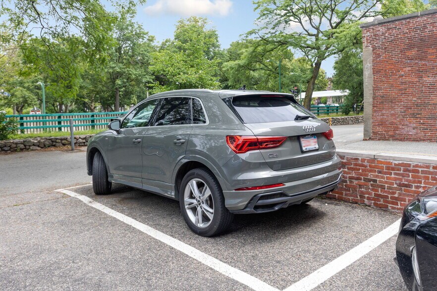 Building Photo - 122 Beacon St