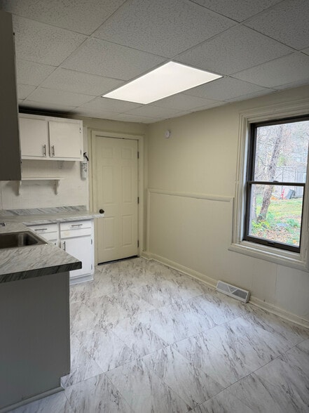 Building Photo - 617 E Chestnut St