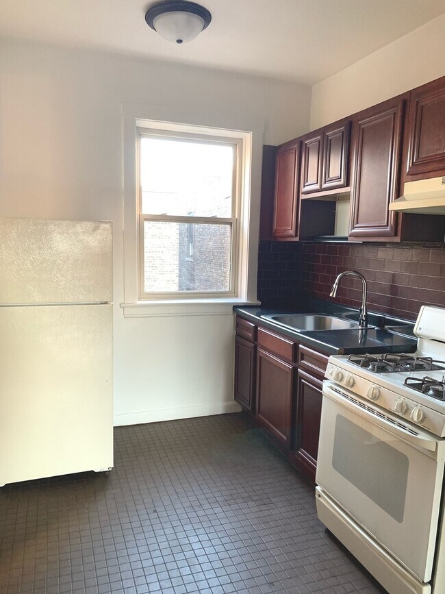 Building Photo - 1025 W Sunnyside Ave