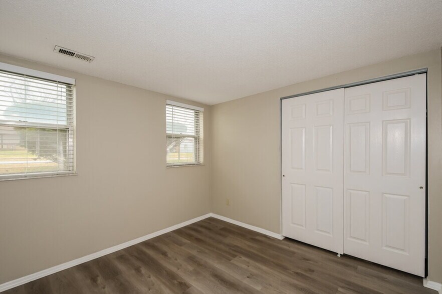 Building Photo - 2315 E Humes Ln