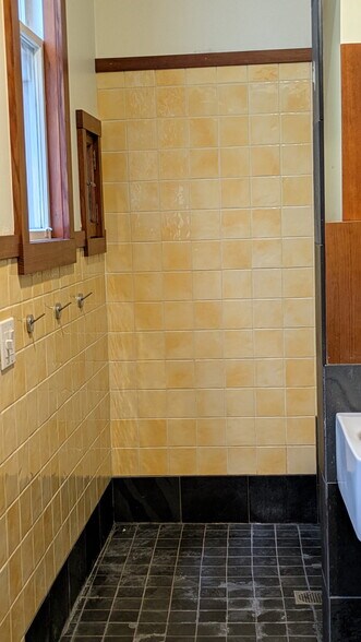 Bathoom - 1915 Grant Ave