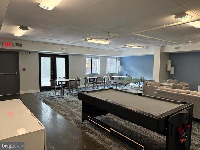 Building Photo - 200 Lombard St