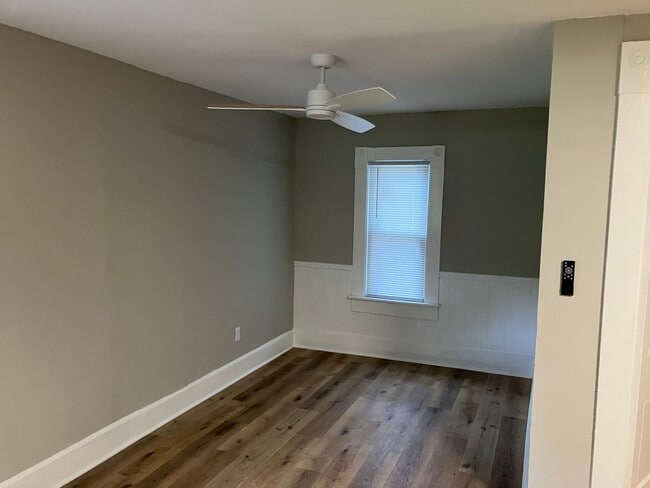 Building Photo - Charming 4 Bedroom House